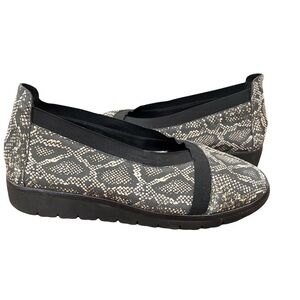 NWT Nurture sz 8 Kizzie snake print envelope flats